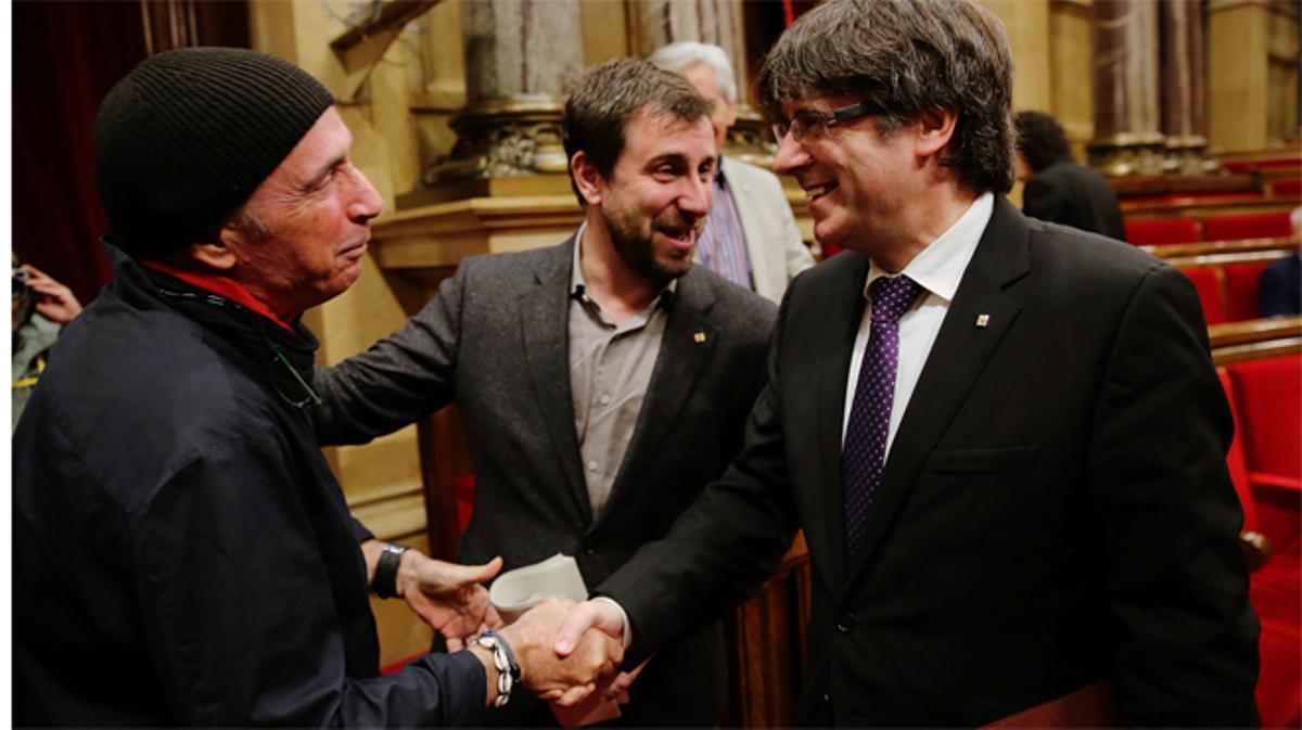 Puigdemont defiende a Llach en el Parlament.