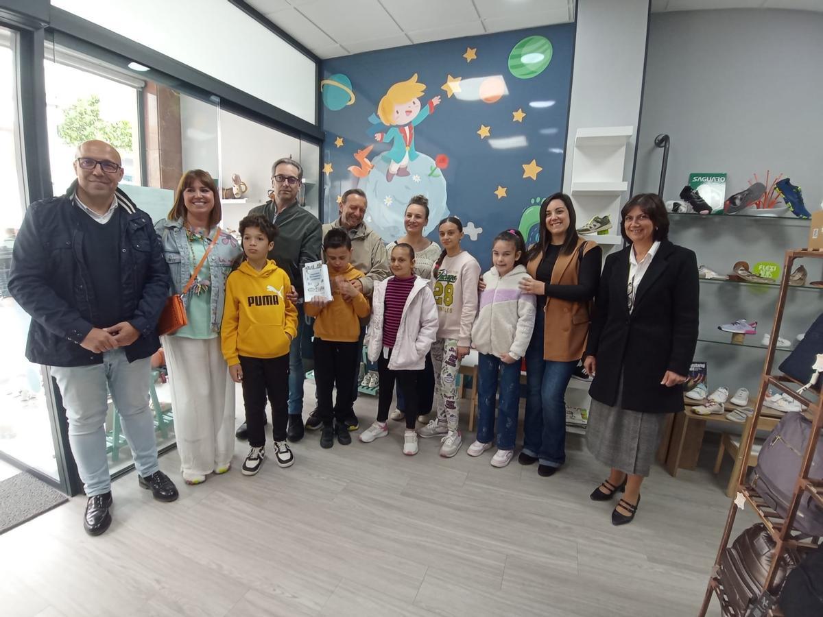 El alcalde de Rute, con profesores, alumnos y comerciantes en la presentación de 'Un escaparate a la inclusión'.