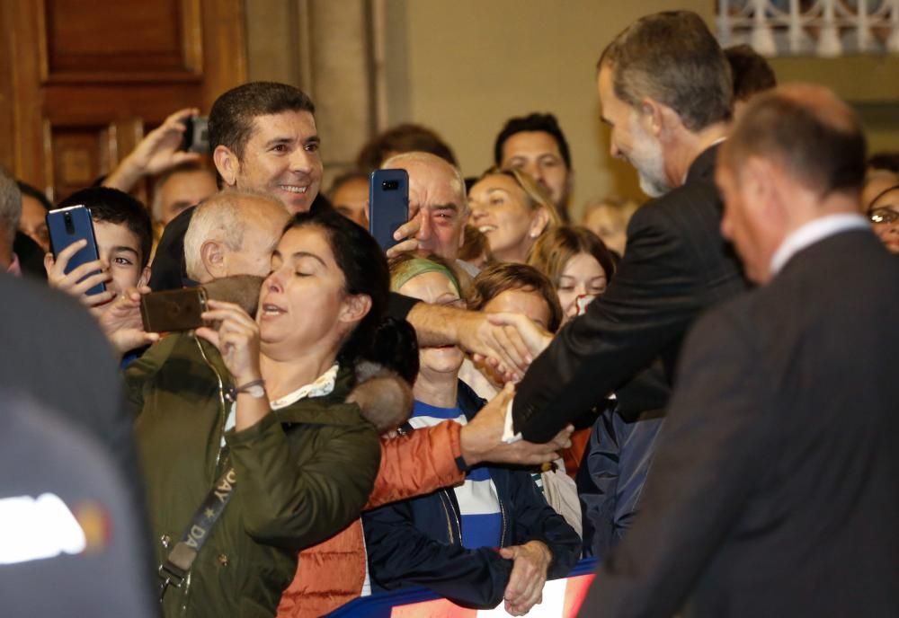 Salida de los Reyes, saludando a la gente, del concierto de los Premios Princesa