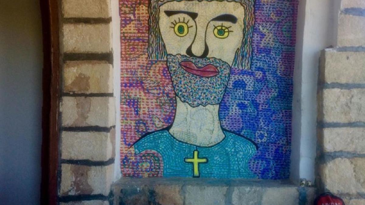 Un artista valenciano decora sin permiso una ermita del siglo XIV en Alcoi