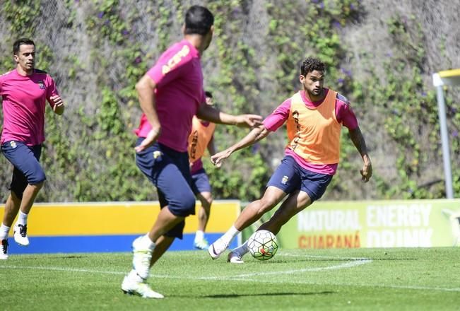 Entrenamiento de la UD Las Palmas en Barranco ...