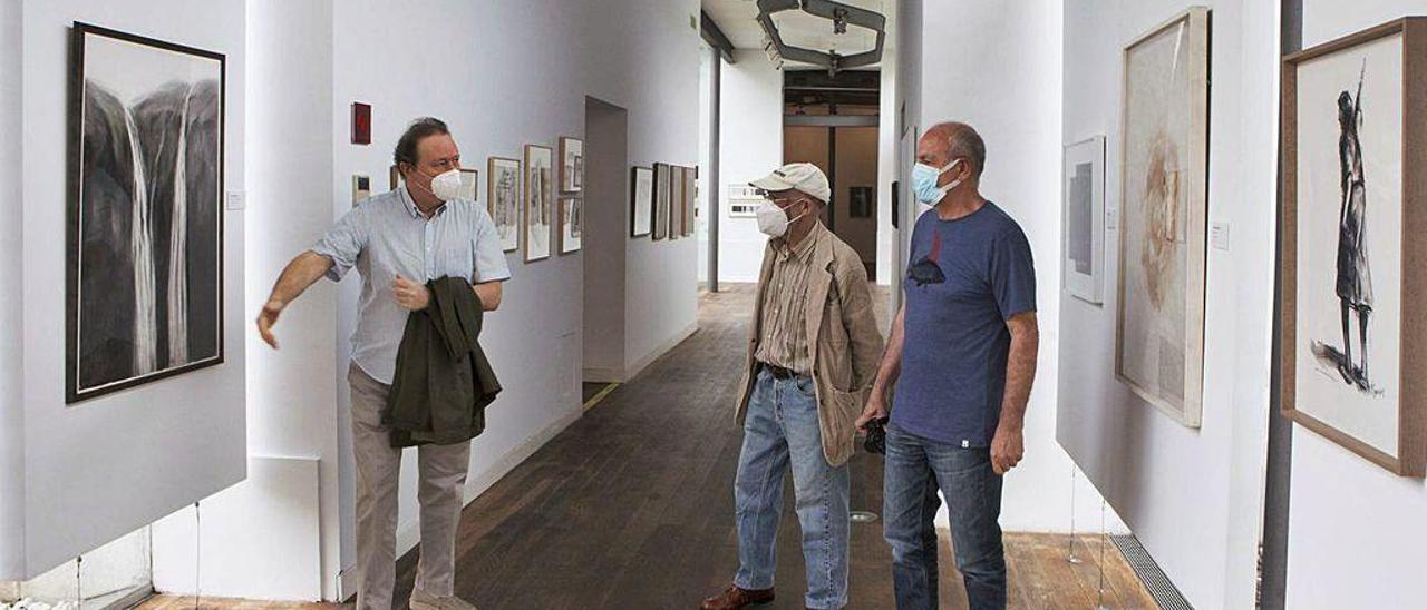 Eduardo J. Parra, responsable de Cultura, con Avelino Mallo y Vicente Fernández Iglesias, dos de los artistas participantes en la muestra.