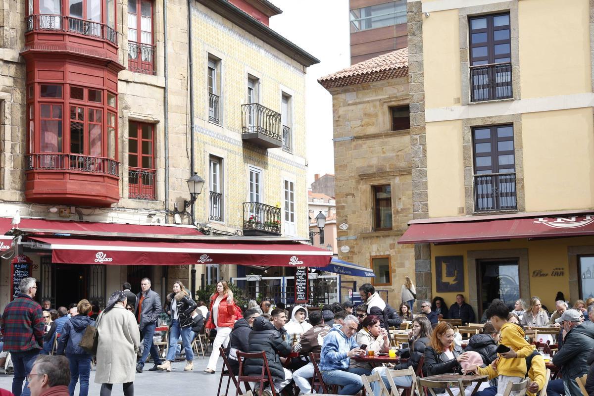 Semana Santa con "sabor a verano" en Gijón: en imágenes Semana Santa con "sabor a verano" en Gijón: en imágenes