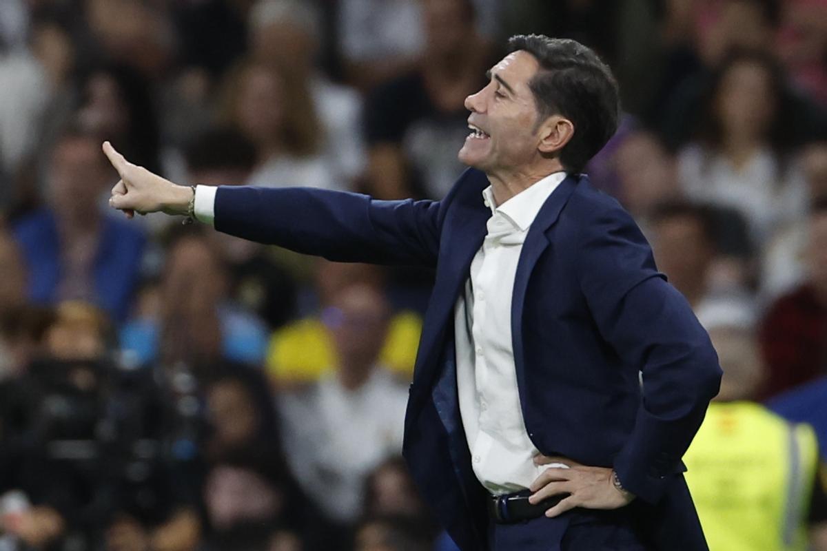 Marcelino García Toral da instrucciones a su equipo en el área técnica del Santiago Bernabéu.