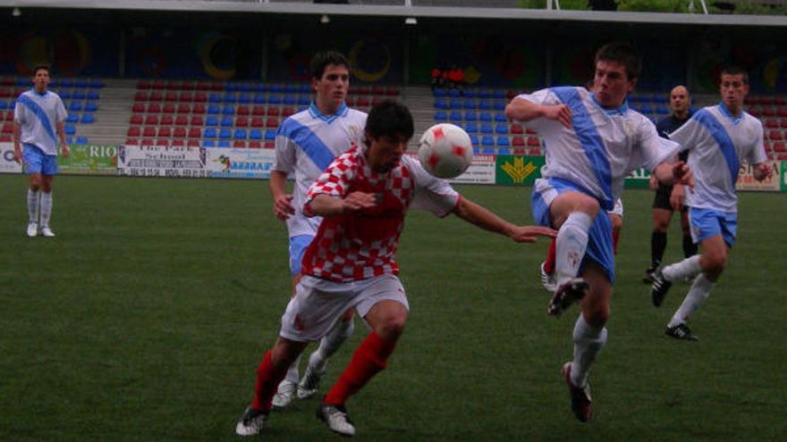 El zamorano Miguel Santos controla el balón ante el acoso de un jugador    gallego durante la semifinal disputada por Castilla y León ante Galicia