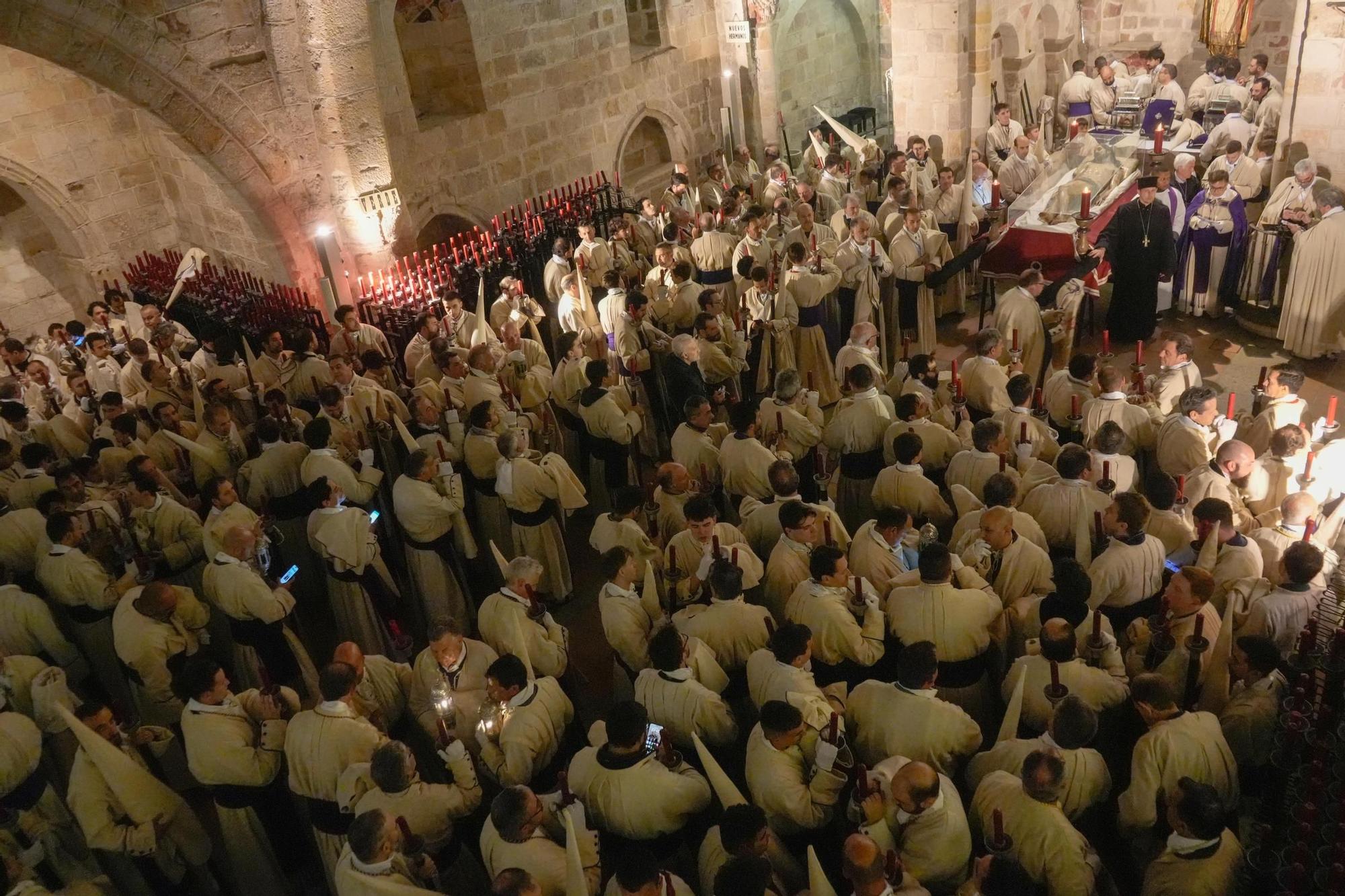 GALERÍA | La procesión del Yacente, en imágenes