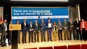 El ministro para la Transformación, Óscar López, con representantes de compañías de telecomunicaciones en la firma del acuerrdo por la recuperación de la conectividad en zonas afectadas por la DANA
