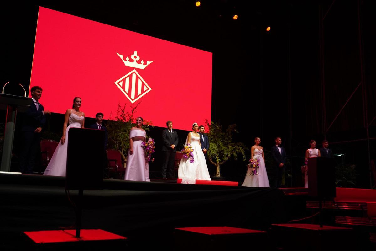 Irene Díez, tras ser proclamada Reina de la Fira, junto al alcalde y la corte de honor, anoche.