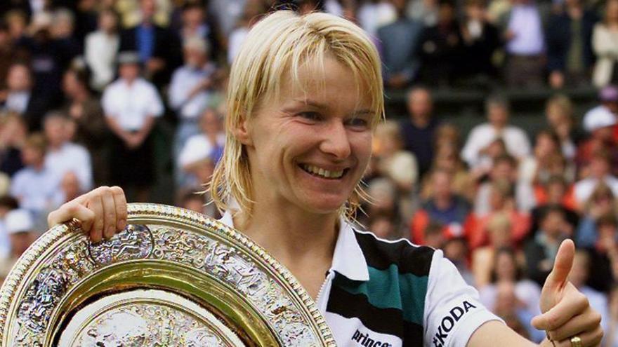 Jana Novotna, con el trofeo de Wimbledon en 1998.