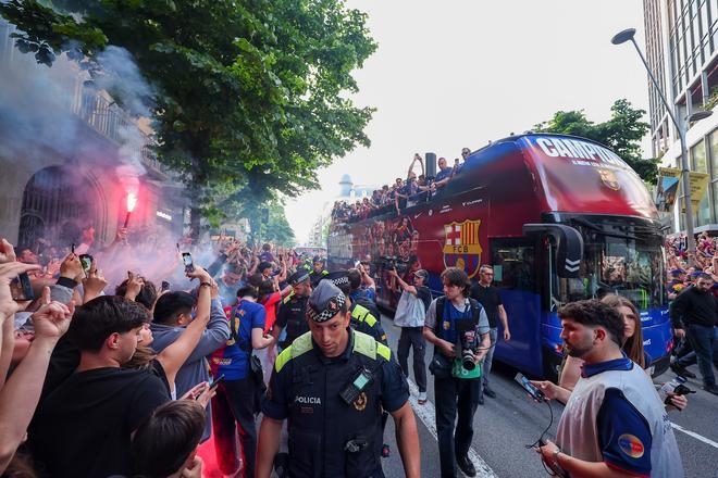 ¡De locos! Las mejores imágenes de una ciudad entregada al Barça