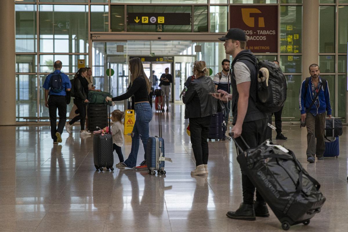 El Gobierno expedienta a varias aerolíneas de bajo coste por cobrar el equipaje de mano