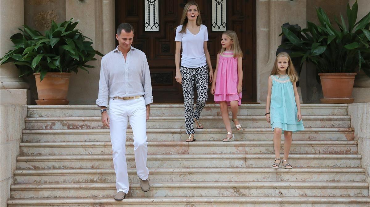 zentauroepp34930527 los reyes de espa a felipe vi y letizia ortiz con sus hijas 171128135941