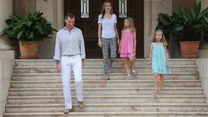 zentauroepp34930527 los reyes de espa a felipe vi y letizia ortiz con sus hijas 171128135941