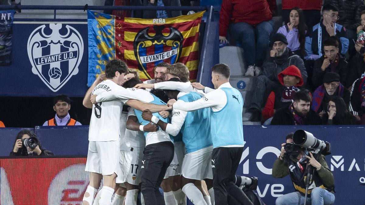 Los jugadores del Valencia CF celebran uno de los goles en la victoria del Derbi ante el Levante.