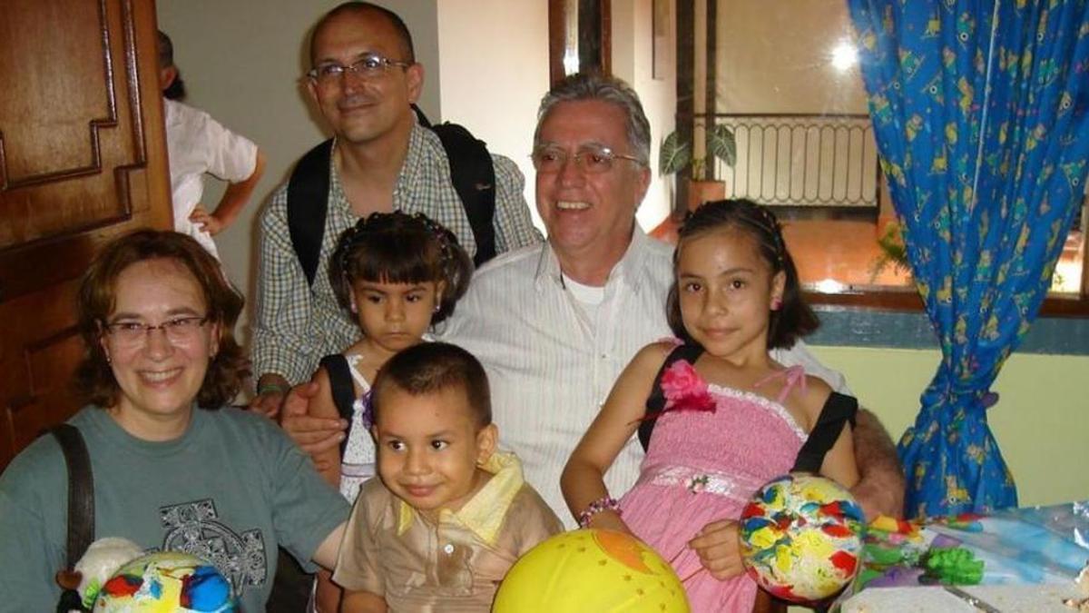 Javier Pintado y María Cruz Martín, con los tres menores y uno de los trabajadores del centro de acogida de Villavicencio (Colombia), en 2010.