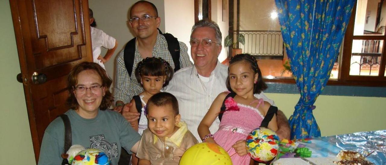 Javier Pintado y María Cruz Martín, con los tres menores y uno de los trabajadores del centro de acogida de Villavicencio (Colombia), en 2010.