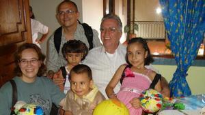 Javier Pintado y María Cruz Martín, con los tres menores y uno de los trabajadores del centro de acogida de Villavicencio (Colombia), en 2010.