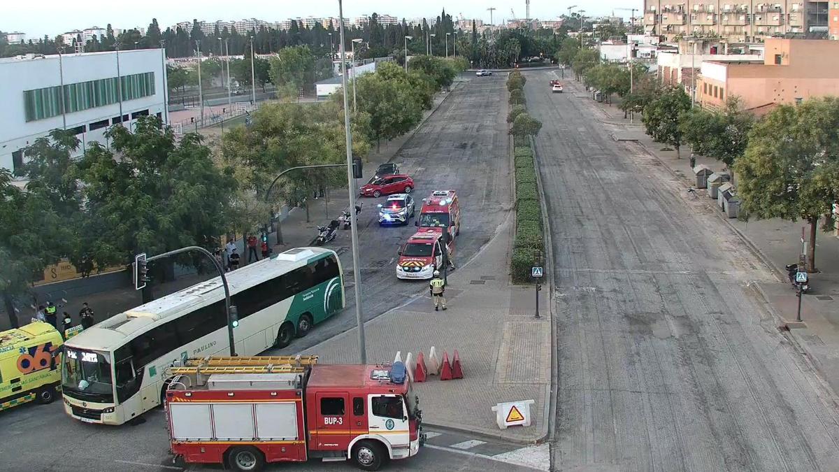Momento en el que se ha producido el atropello de una señora por parte de un autobús en la avenida Medina y Galnares