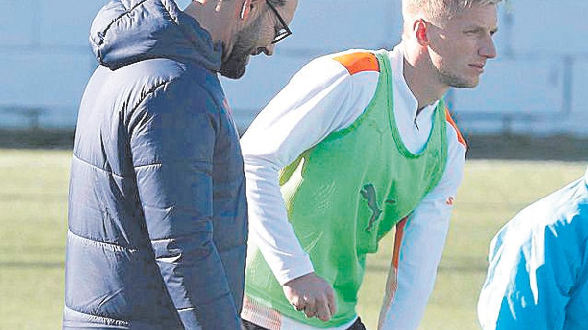 Bordalás conversa con Wass en el entrenamiento previo al Wanda Metropolitano