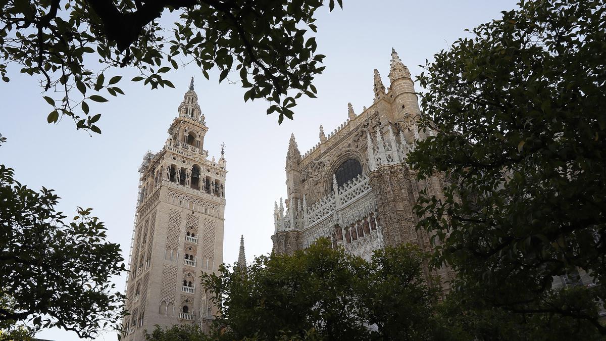 Vista general de la Catedral de Sevilla con la cara oeste de la Giralda ya restaurada.