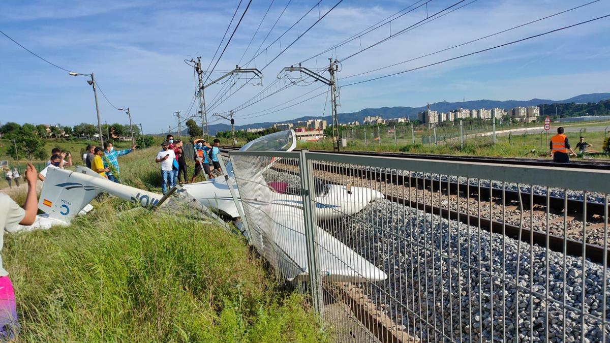 Una pilot ferida després d’estavellar-se la seva avioneta contra les vies del tren a Sabadell