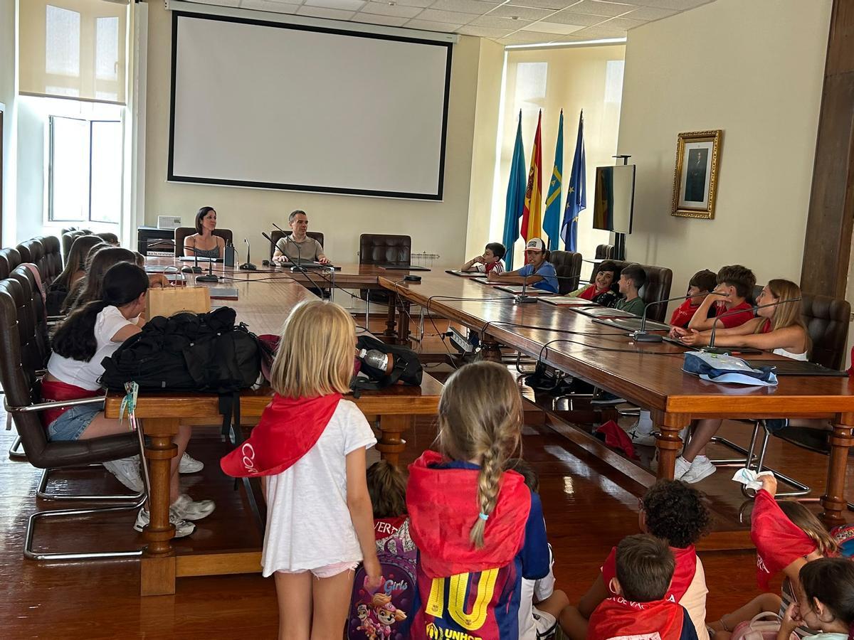 EN IMÁGENES: Los jóvenes participantes de la Escuela de Vacaciones de Corvera visitan el Ayuntamiento