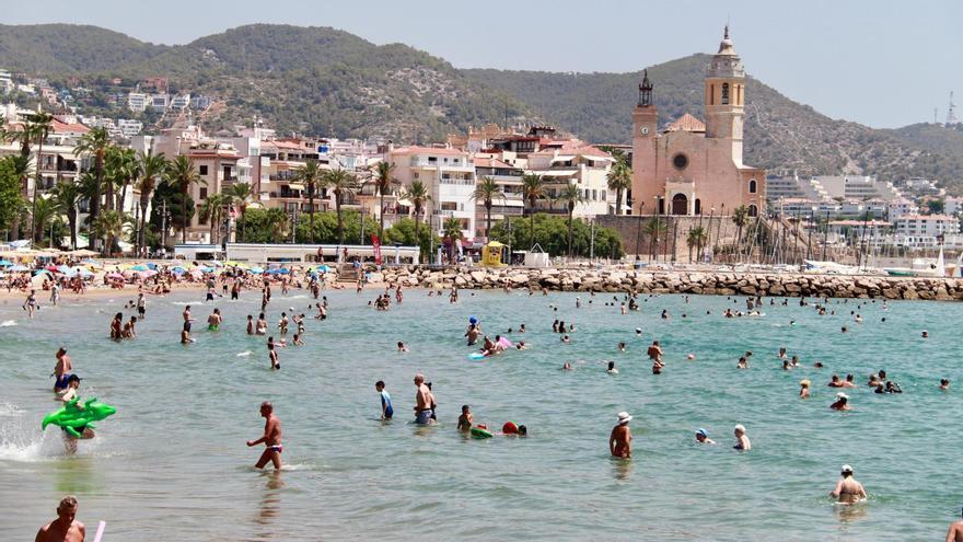 Vista de la zona de platja de Sitges, amb l’eslgésia de Sant Bartomeu i Santa Tecla al fons