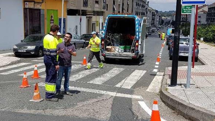 Vilariño departe con operarios de la empresa encargada del pintado.