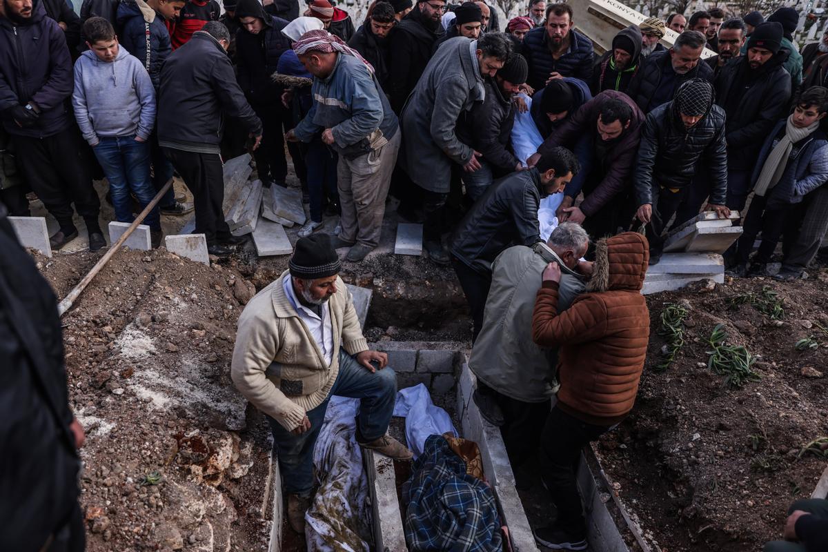 Los sirios de Idlib entierran a sus familiares que murieron como resultado del devastador terremoto a lo largo de la frontera turco-siria