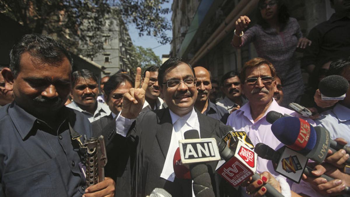 El fiscal Ujjwal Nikam hace el signo de la victoria tras conocer el fallo del Tribunal Superior, este lunes, en Bombay.