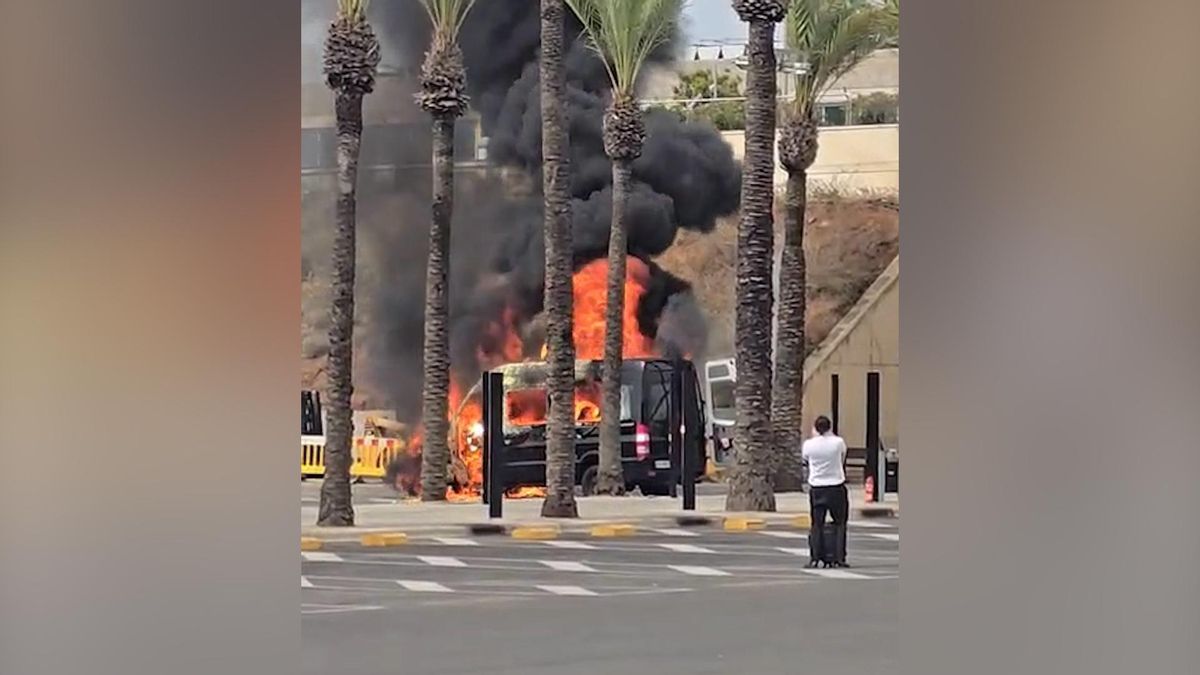 Un voraz incendio destruye un minibús en la terminal de Llegadas del aeropuerto de Palma
