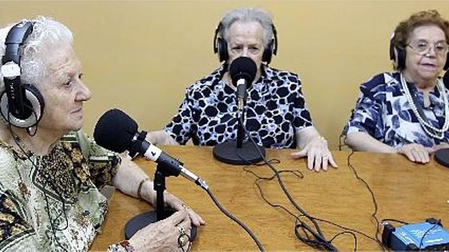 Josefa Martínez, de 89 años; Vicenta Fernández, de 91, y Perfecta Sacristán, de 85, en la tertulia radiofónica de cocina, ayer.