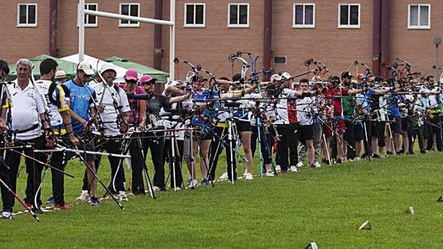 Los arqueros se preparan para realizar una tirada en el Trofeo Nacional de San Pedro.