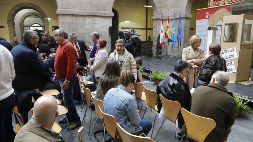 Lectura de un manifiesto en el Ayuntamiento de Gijón para exigir el comprometido plan de vías