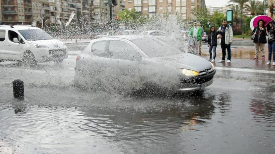 La Región de Murcia ha visto pocos días imágenes como ésta lloviendo en sus ciudades.