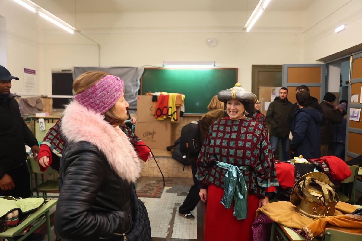 Reportaje con las pruebas de los trajes de la comitiva de los reyes Magos en la Cabalgata de Oviedo. Quedamos a las 16:45 en la puerta del Alfonso con uno de los grupos que va a desfilar