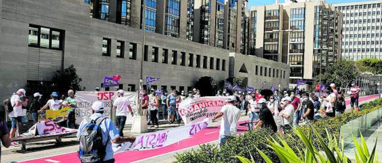 Protesta de trabajadores de JSP frente a la sede de Presidencia del Gobierno en Las Palmas de Gran Canaria. | | JOSÉ CARLOS GUERRA