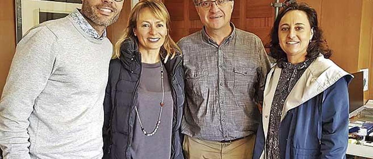 Gustavo Vicente, Carolina Domingo y Eugenia CusÃ­, de Pimem, con el presidente de Emaya, RamÃ³n PerpinyÃ .