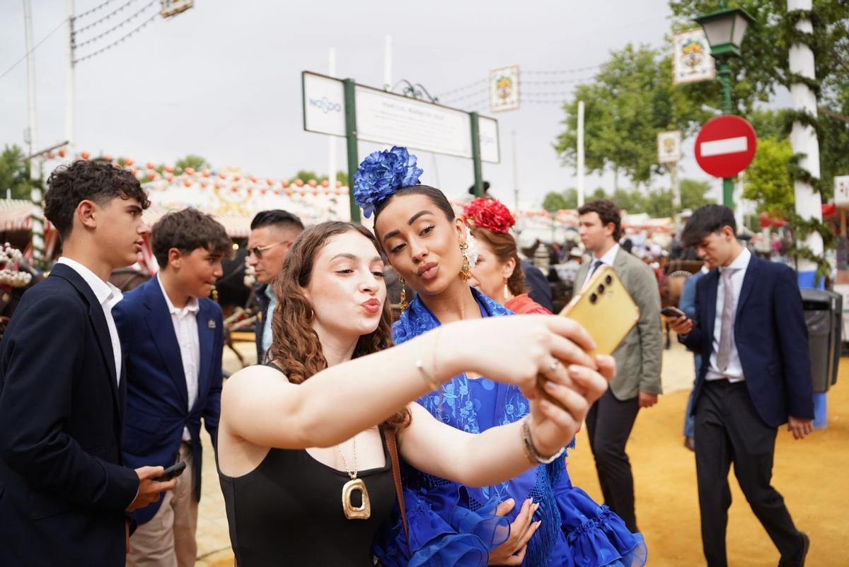 Marina Rivers posa junto a una fan en la Feria.