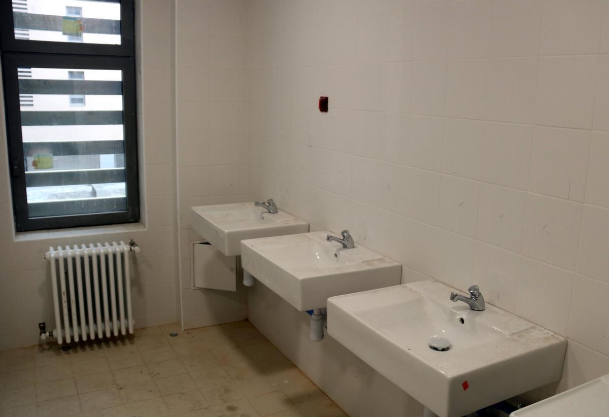 Lavabos de uno de los módulos del futuro centro penitenciario abierto de Barcelona, en la Zona Franca