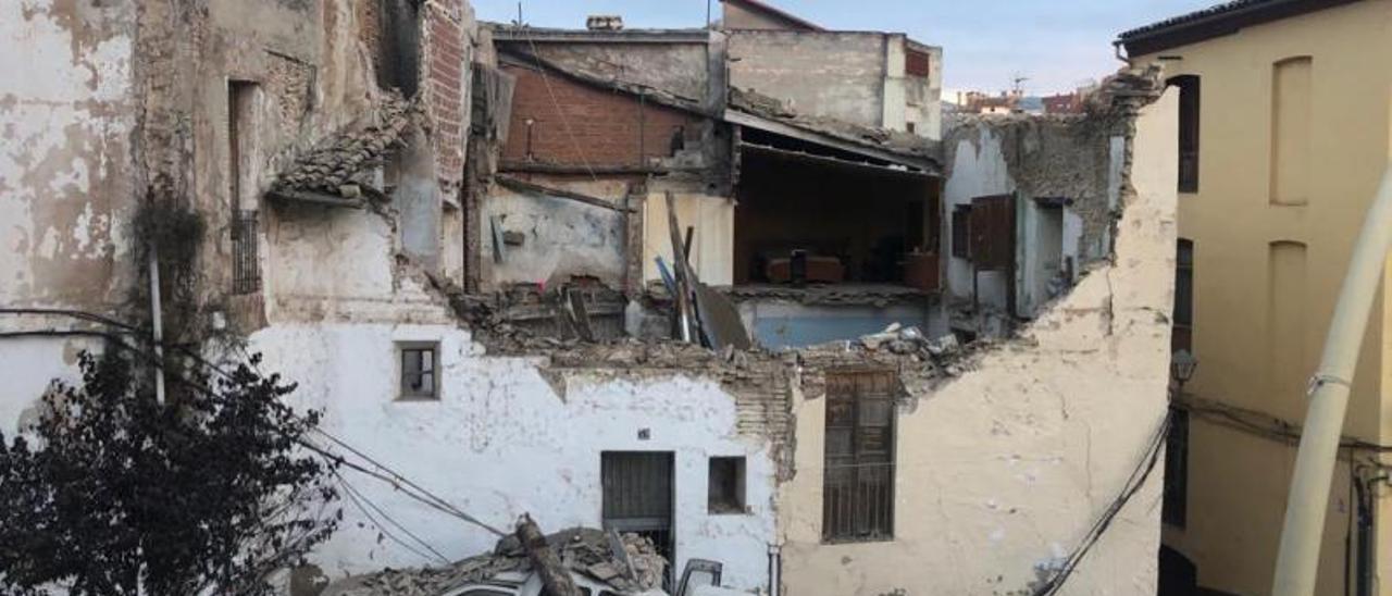 La vivienda que se derrumbó ayer en la calle Muralla de Ontinyent, en el perímetro del barrio histórico de la Vila.  | LEVANTE-EMV