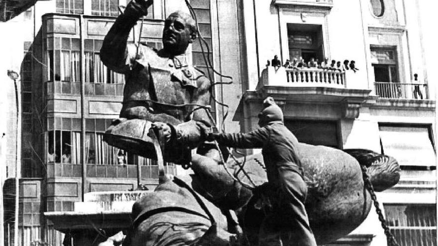 Desmontaje de la estatua de Franco en la plaza del Ayuntamiento de Valencia en 1983. La imagen forma parte de &#039;Fantasma &#039;77.&#039;
