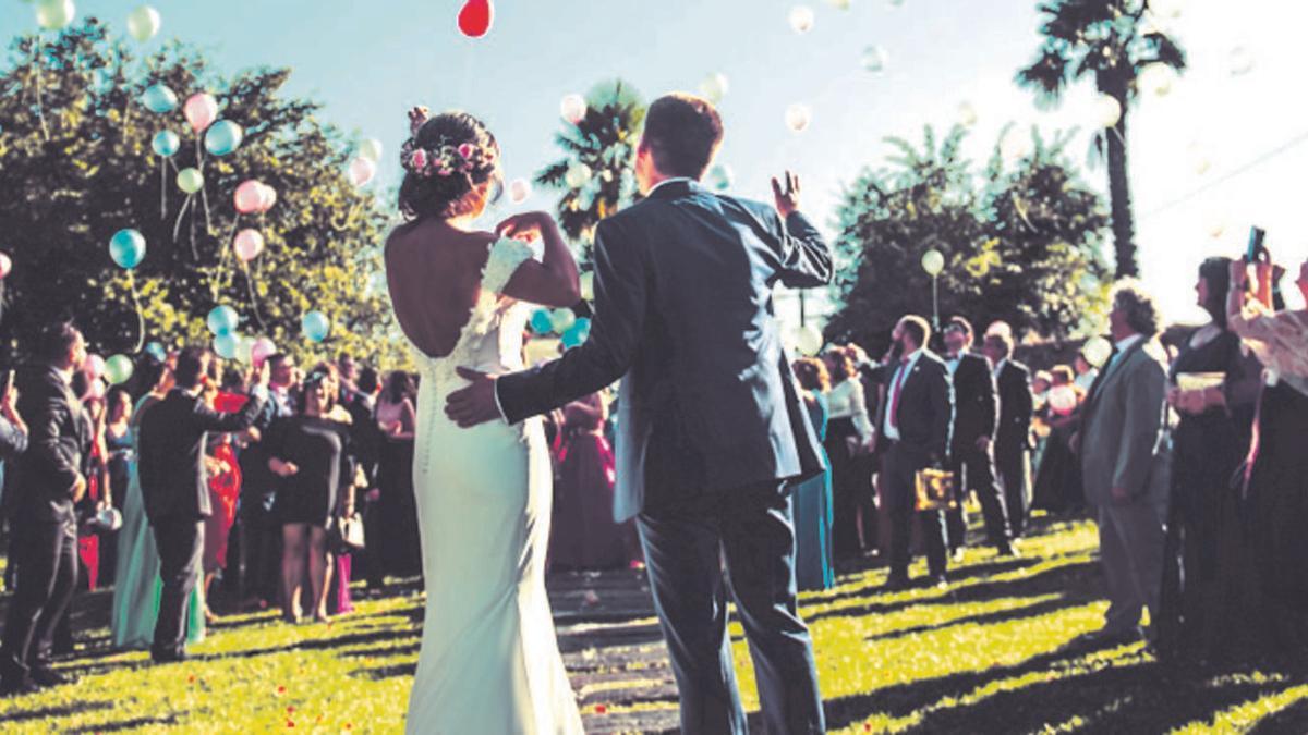 Una pareja de recién casados celebrando una boda civil. | cedida a lne