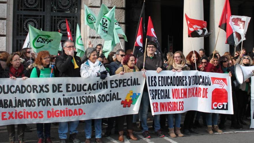 Los educadores han trasladado su protesta a Valencia