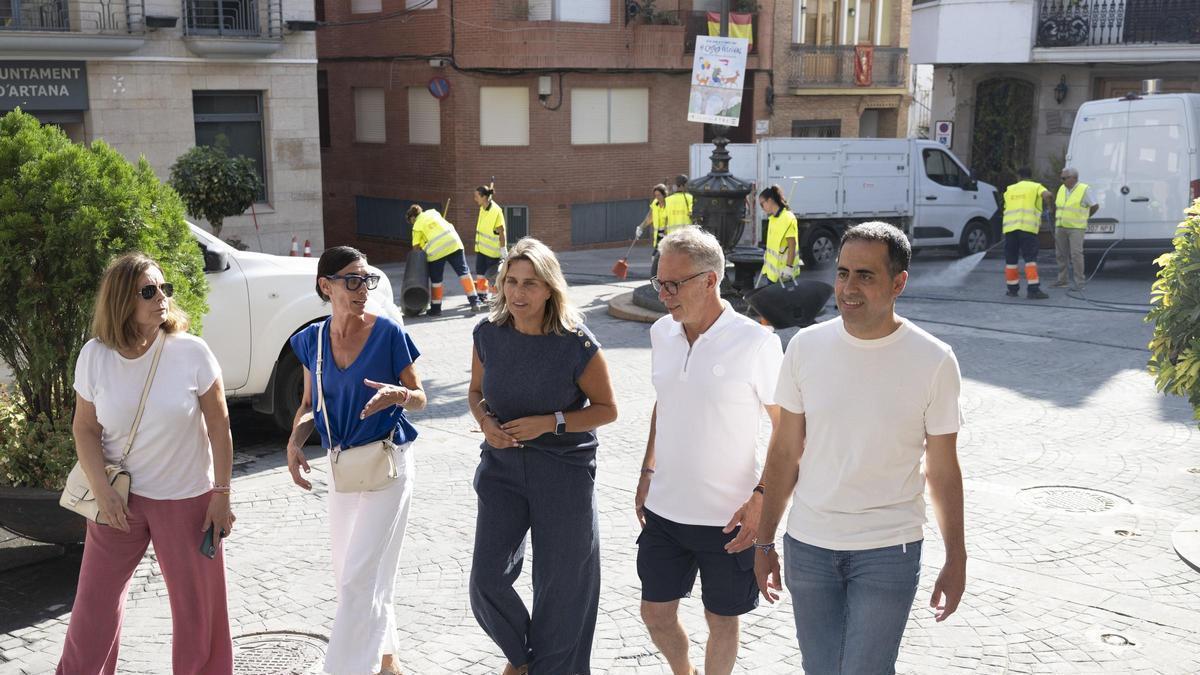 La presidenta de la Diputación de Castellón, Marta Barrachina, durante la visita a uno de los municipios afectados.