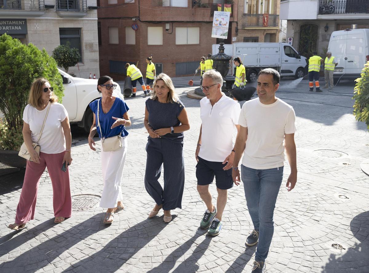 La presidenta de la Diputación de Castellón, Marta Barrachina, durante la visita a uno de los municipios afectados.