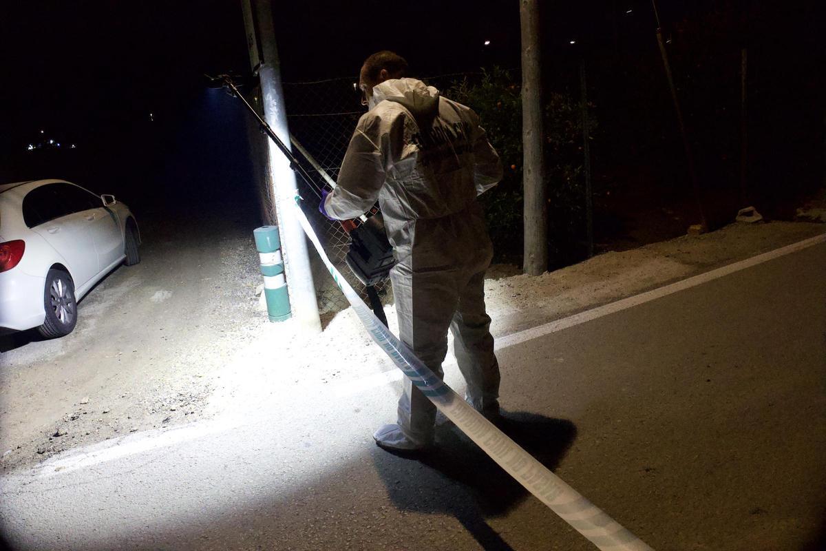 Un investigador de la Policía Científica recoge vestigios cerca de la casa de Lorenzo la noche del crimen de Monteagudo.