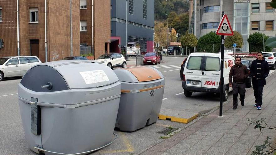 Los contenedores de carga lateral comprados por el Ayuntamiento de Mieres.