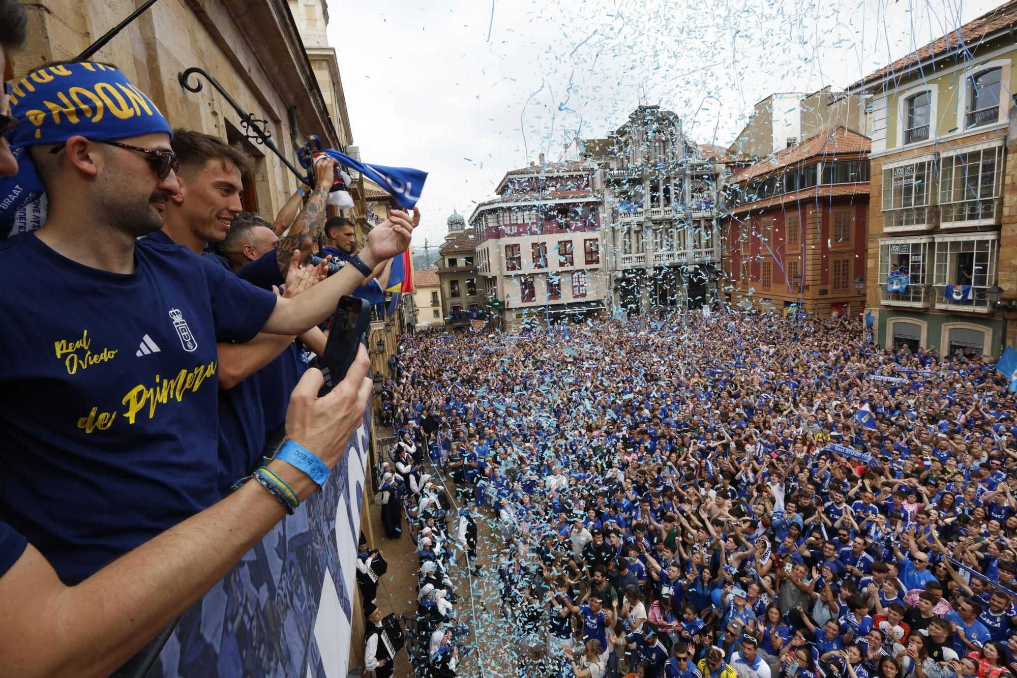 Locura azul en las calles de Oviedo para celebrar el ascenso del equipo a Primera División