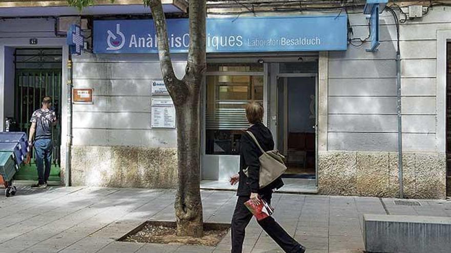 Este laboratorio, ubicado en una cÃ©ntrica calle peatonal de Palma, ofrece la posibilidad de hacerse una analÃ­tica de anticuerpos.